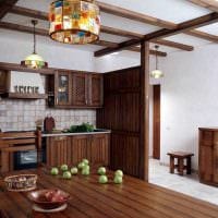myšlenka na krásný kuchyňský dekor s dekorativními trámy