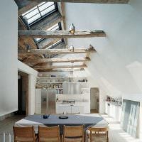 možnost jasného designu obývacího pokoje s dekorativními trámy