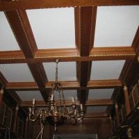 myšlenka světlé výzdoby obývacího pokoje s dekorativními trámy