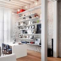 představa o krásném designu obývacího pokoje s dekorativními trámy