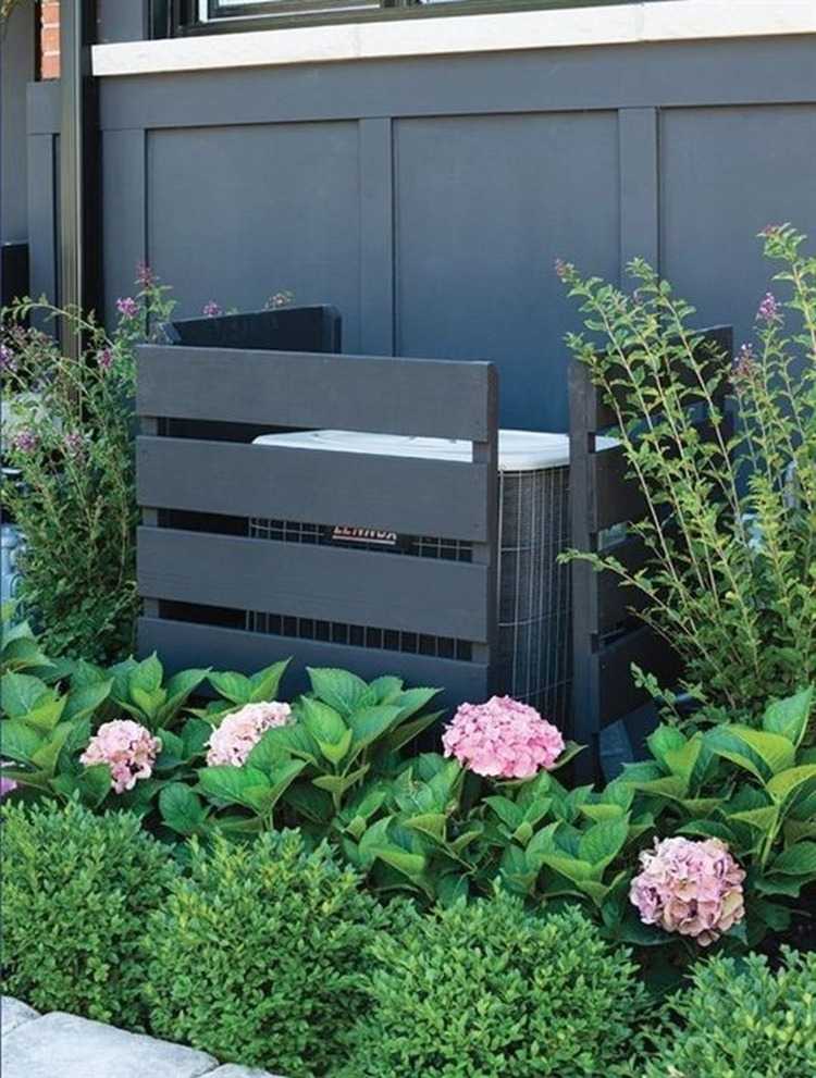 Brug blomster og planter i haven og dæk komposter med paller i sort