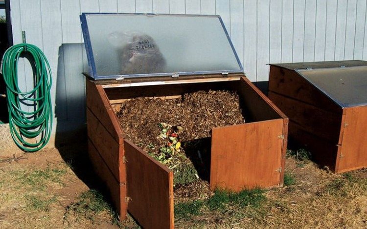 upcycling ideer med gammel bruserdør, der gemmer kompost i haven