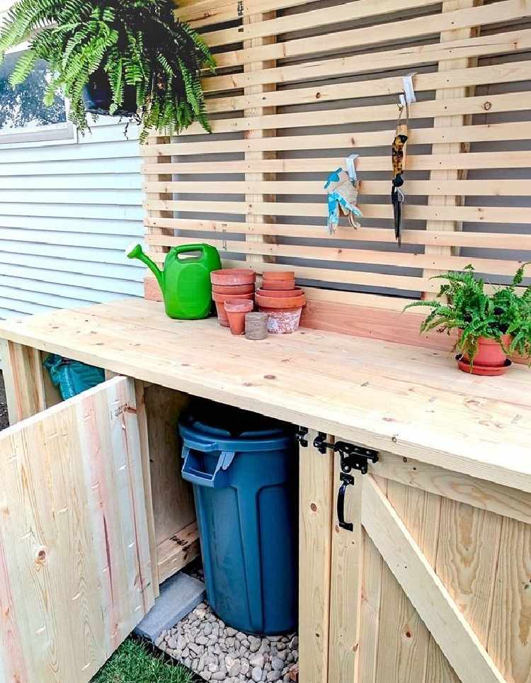 skjul flot komposthjørne med opbygning af haveskab i træ med døre og bordplade