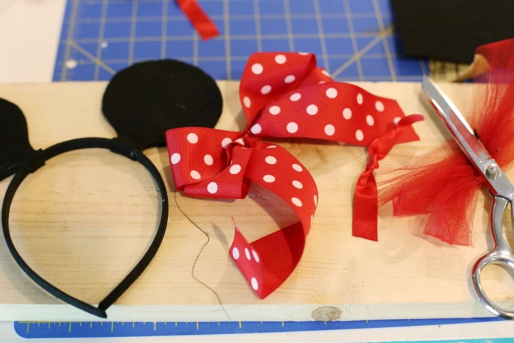 Mardi Gras pandebånd får Minnie Mouse ører til at bøje