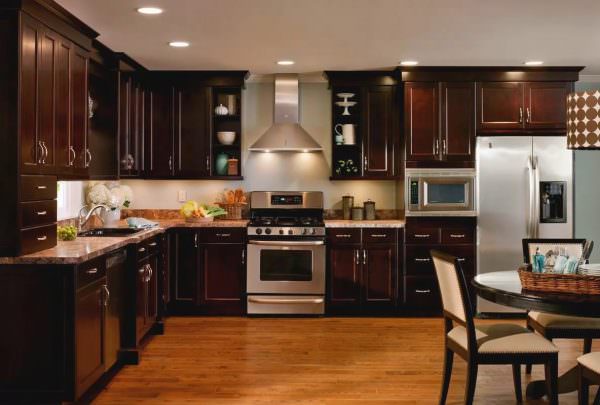 Bucătăria deschisă sau maro închis este relevantă pentru diferite stiluri de interior