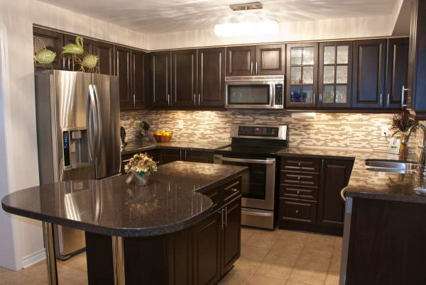 Maro închis sau wenge - ideal pentru o bucătărie spațioasă într-o casă privată sau un apartament mare.