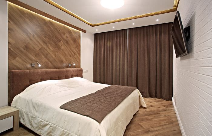 Moderná spálňa s hnedými závesmi