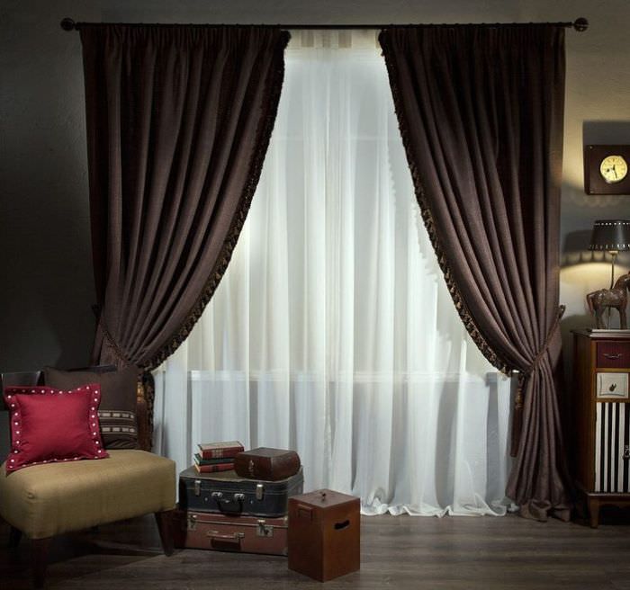 Hnedé závesy s podväzkami na okne štýlovej obývačky