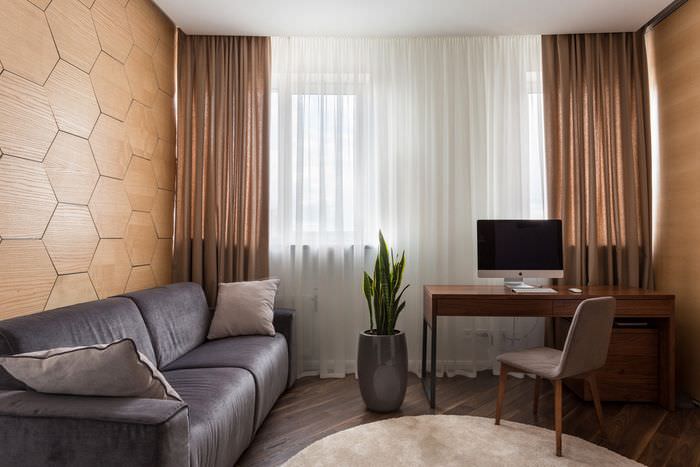 Priesvitné hnedé závesy v obývačke moderného bytu
