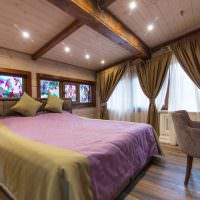 Kombinácia fialovej a hnedej v interiéri spálne