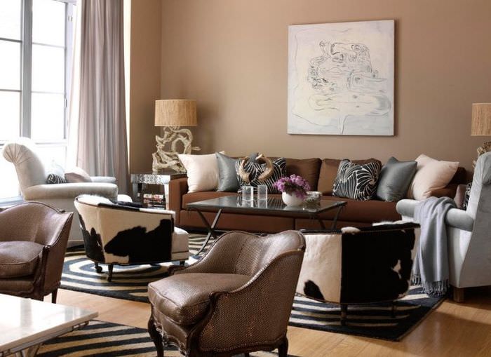 Ruskea sohva kangasverhoilulla olohuoneessa, jossa on beigenväriset seinät