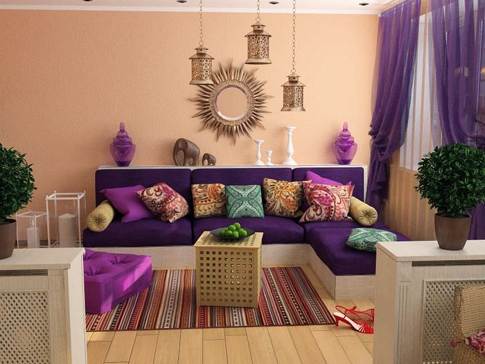 Vaaleanruskea sohva marokkolaistyylisessä olohuoneessa