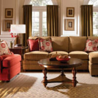 Ruskean sohvan ja punaisen nojatuolin yhdistelmä