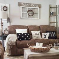 Obývací pokoj v americkém stylu s hnědou sedací soupravou