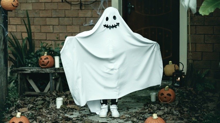 Enkel kostumeidé med ark - tinker -spøgelse til børn og voksne