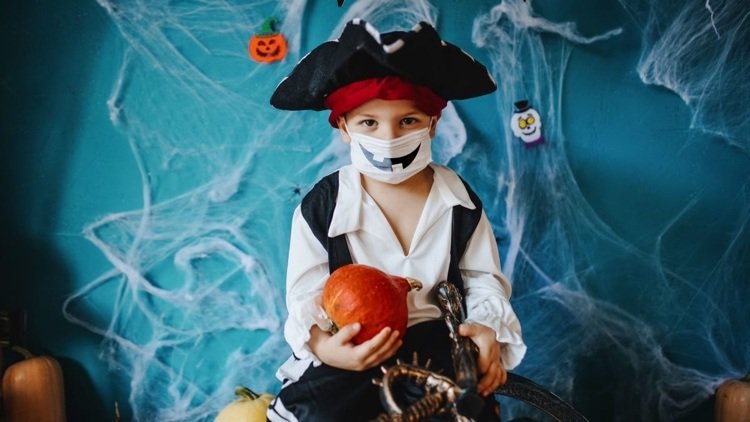 Kostumeidé 2020 - fejr Halloween på trods af Covid -19 med en piratmaske