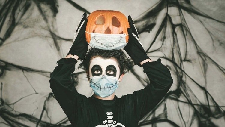 Kostumeidé til Halloween - skelet med malet åndedrætsværn