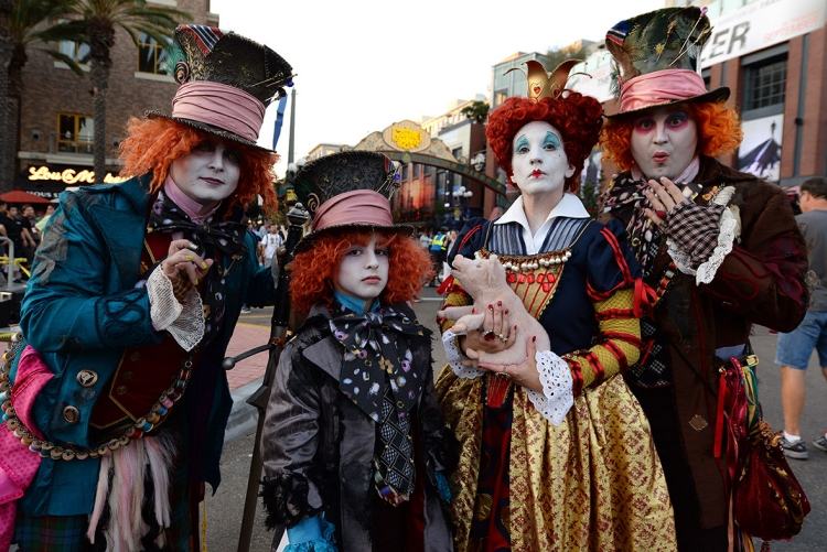 karneval-kostumer-til-familien-dronning-af-hjerter-alice-i-eventyrland