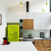 מקרר ירוק בהיר וחזיתות דמויי עץ במטבח