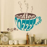 ציור על קיר המטבח בצורה של כוס קפה
