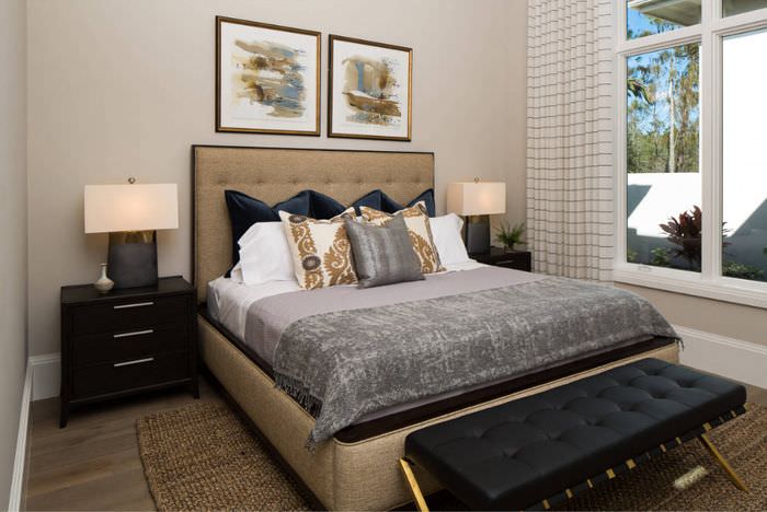 Vackert sovrum med lampor tända på sängborden