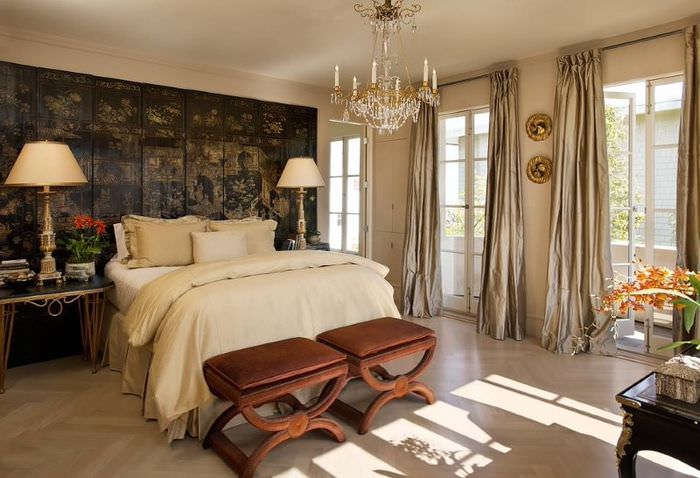 Vackert sovrum i orientalisk stil med sagolement