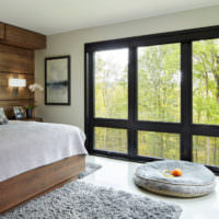 منظر من غرفة النوم إلى الطبيعة من خلال النافذة البانورامية