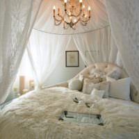 Ljus vit hoodie över makarnas säng