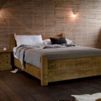 Trä säng på ett plankgolv