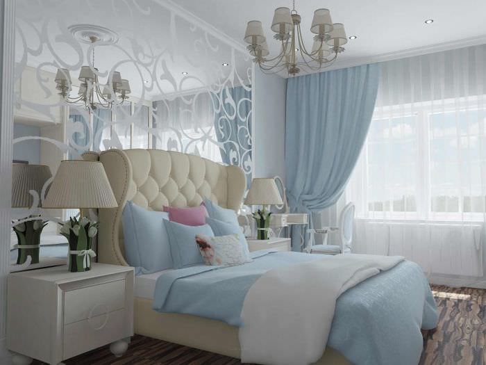 Interiören i ett vackert sovrum i mjuka blå toner