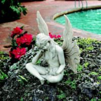 Statue av en engel i innredningen av hagetomten