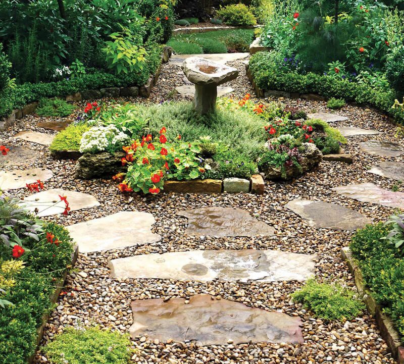 Kombinovaná záhradná cesta z kameňa s jemným štrkovým zásypom