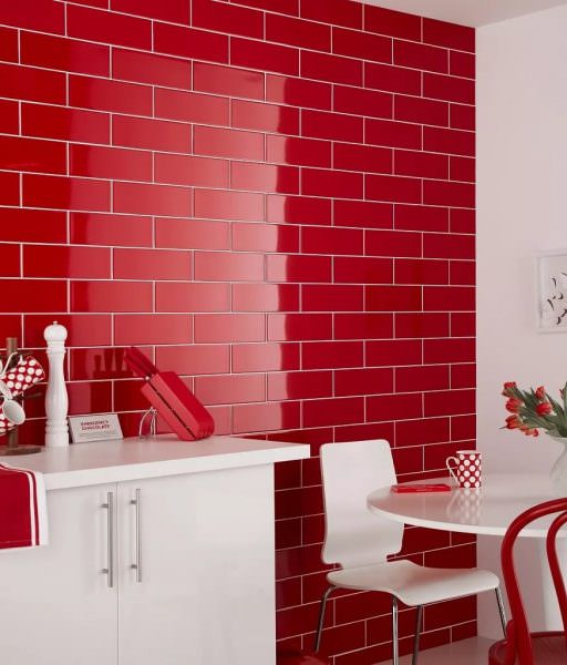 Ett nästan helt rött kök i en modern inredning har vanligtvis många accent 