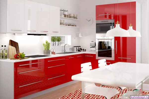 Ett modernt rött och vitt kök som passar perfekt in i ett rum i alla storlekar.