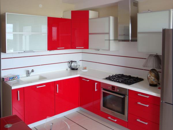 Att designa ett litet eller stort kök i rött är alltid en bra idé.