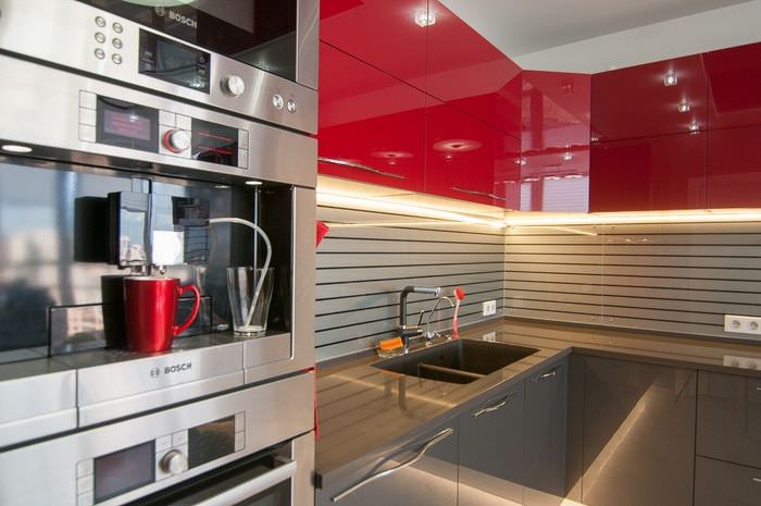 Piros szín a high-tech stílusú konyha belsejében