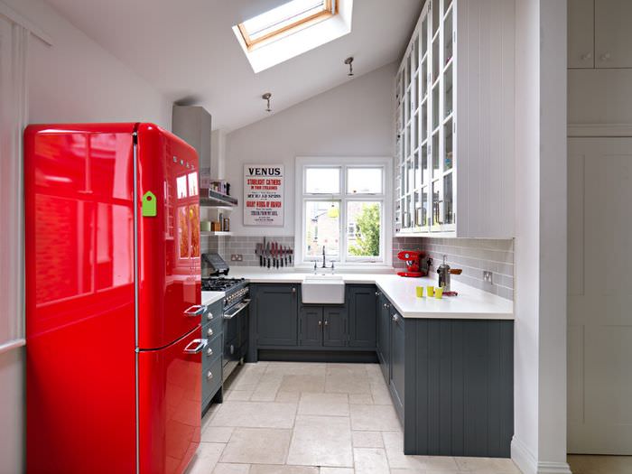 Punaisen jääkaapin kiiltävä pinta retro -tyylillä