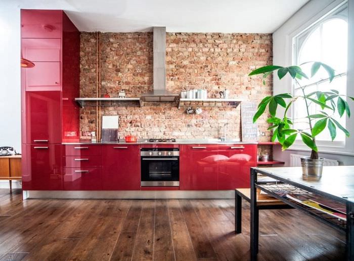 Punaisen keittiön sisustus loft -tyyliin