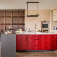 Harmaan ja punaisen värin yhdistelmä keittiön sisätiloissa