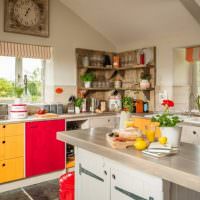 Sárga és piros színek egy magánház konyhájában
