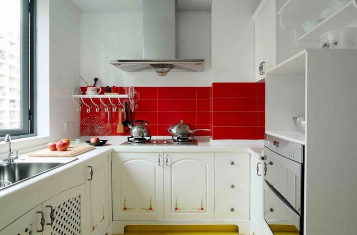 Punainen esiliina valkoisessa keittiössä