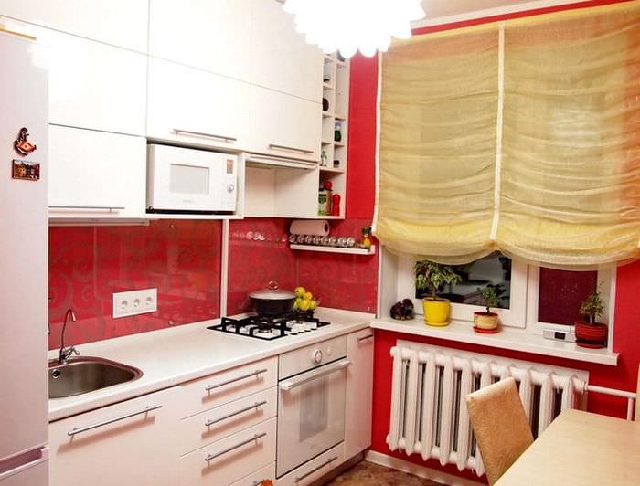 Kicsi konyhai kialakítás piros -fehérben