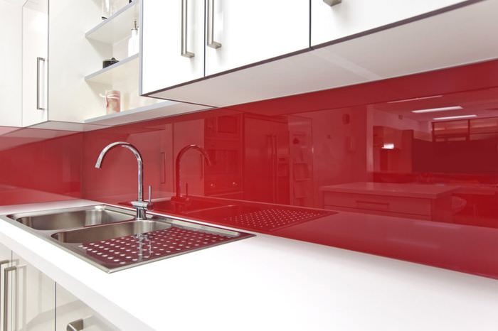 Piros akril kötény fehér konyhában