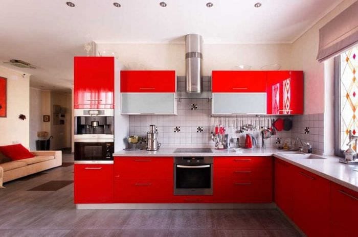 a vörös és más színek kombinációja a nappali belső terében