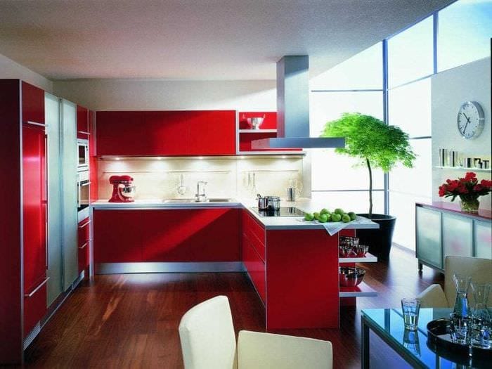 kombinasjon av rødt med andre farger i innredningen av leiligheten