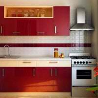 kombinasjon av rødt med andre farger i interiøret i leilighetsbildet