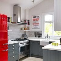 kombinasjon av rødt med andre farger i innredningen av leilighetsbildet
