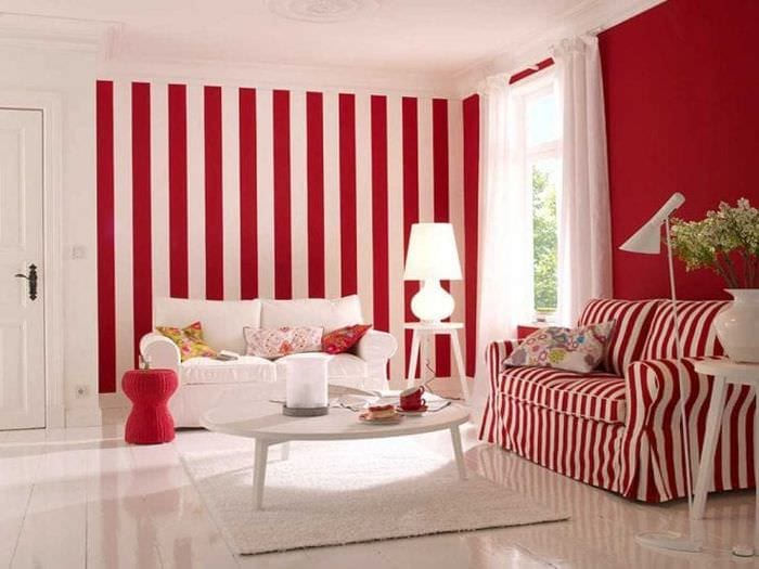 kombinácia červenej s inými farbami v interiéri spálne