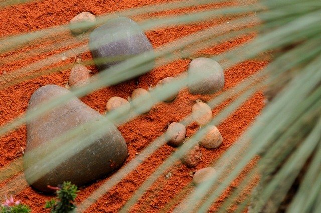 Sand i havedesign brug blomsterbed sten idé