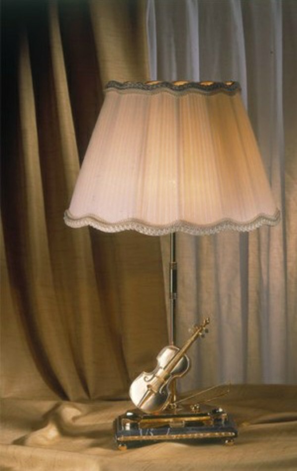 Gulvlampe-violin-form-læsning hjørne